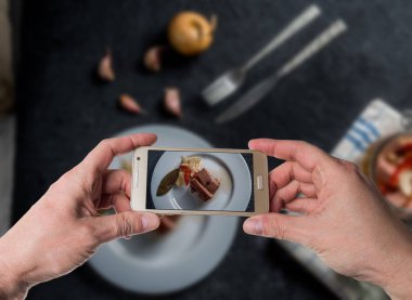 Çek turşusu sosislerinin fotoğrafını çeken adam