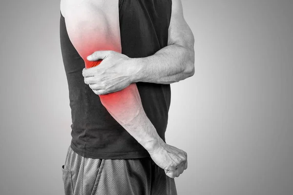 남자와 팔꿈치 통증 — 스톡 사진