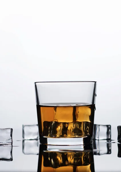 Whisky, whisky o bourbon con hielo —  Fotos de Stock