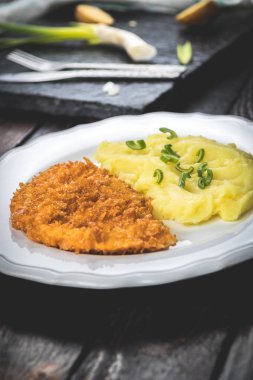 Tavuk biftek veya şnitzel ile patates püresi