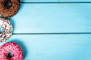 Siyah taş masada tatlı çörek