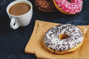 Siyah taş masada tatlı çörek