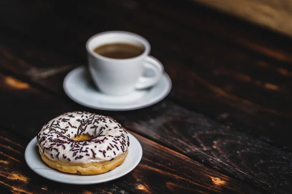 Weißer Donut mit Schokoladenstreusel — Stockfoto