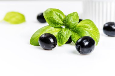 Beyaz üstüne Siyah Zeytin