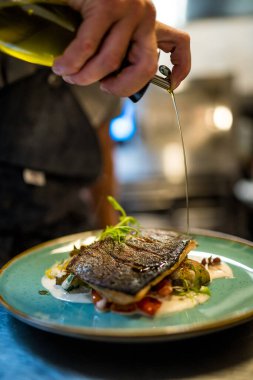 Aşçı ızgara somon ve sebze yaptı