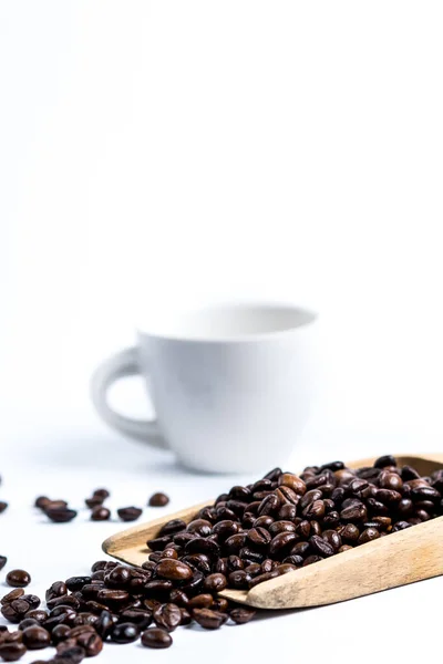 Coupe avec grains de café sur blanc — Photo