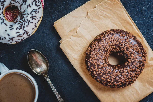 Zoete donuts op zwarte stenen tafel — Stockfoto