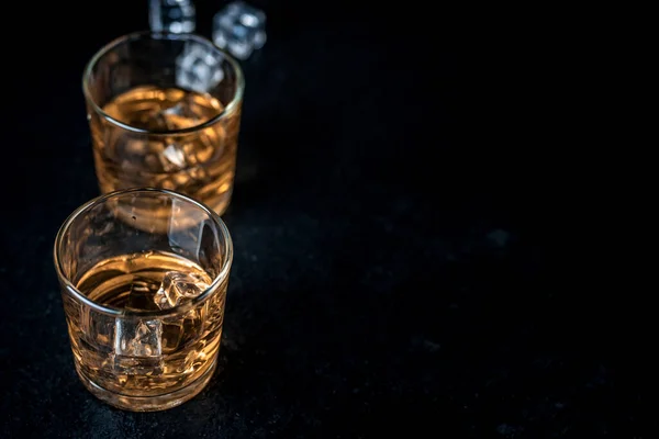 Whisky Whisky Bourbon Nebo Koňak Ledovými Koulemi Černém Kamenném Stole — Stock fotografie
