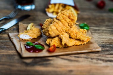 Fast food tavuk göğsü ve patates kızartması.