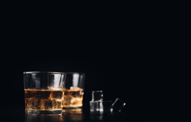 Viski, viski, viski ya da buzlu konyak.