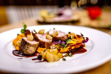 Izgara domuz filetosu ve beyaz ezmeli kabak püresi.