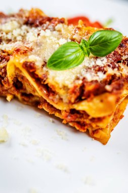 Geleneksel İtalyan lazanyası kıyma, domates ve parmesan peynirli.