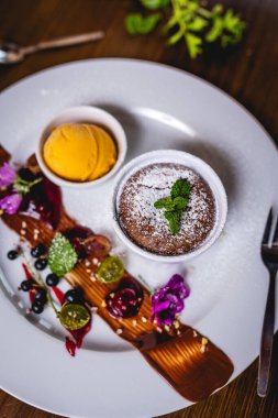 Çikolatalı sufle tatlı ve beyaz tabakta dondurma.