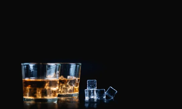 ウイスキー ウイスキー バーボンまたは黒石のテーブルの上に氷のキュードとコニャック — ストック写真