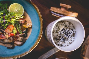 Hint Tavuğu, köri, sebze ve pilav.