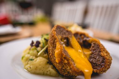 Peynirli çedar ve patatesli Fransız cordon bleu.