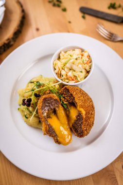 Peynirli çedar ve patatesli Fransız cordon bleu.