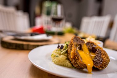 Peynirli çedar ve patatesli Fransız cordon bleu.