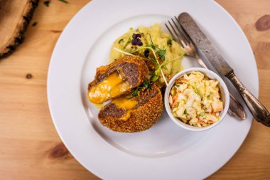 Peynirli çedar ve patatesli Fransız cordon bleu.