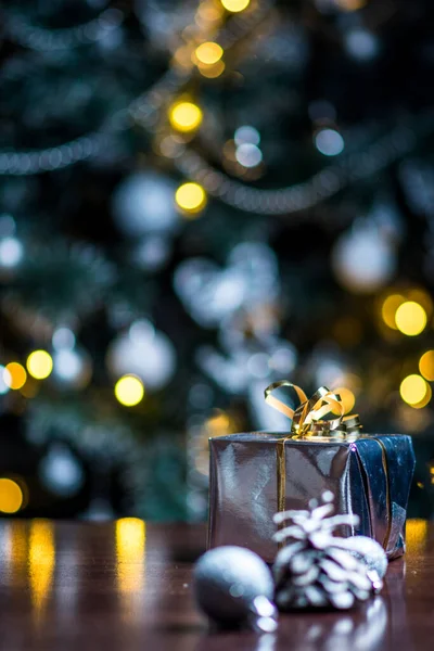 Weihnachtsgeschenke Aus Silbernem Papier Und Silbernen Glühbirnen Auf Holztisch — Stockfoto