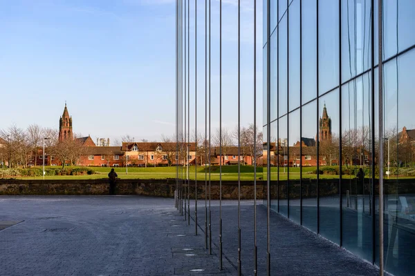 Riflessione Della Chiesa Nelle Finestre Edificio Vetro Middlesbrough Regno Unito — Foto Stock