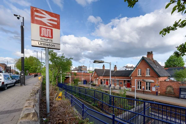 Urmston 그레이터 맨체스터 영국에 Urmston 철도역은 맨체스터 리버풀 옥스포드도로 — 스톡 사진