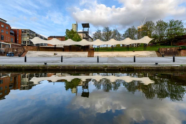 Vista Fachada Arena Eventos Castlefield Bowl Sua Reflexão Águas Cristalinas — Fotografia de Stock