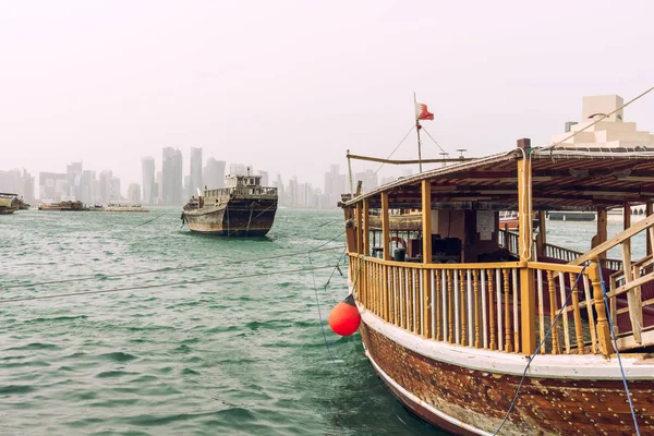 Barcos Madera Lleva Turista Alrededor Playa Doha Qatar —  Fotos de Stock