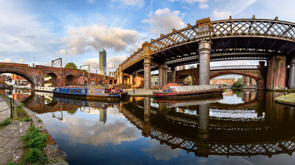 Панорамный вид на бассейн замка в центре Манчестера, Великобритания
