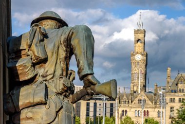 Savaş Anıtı Bradford İngiltere'de Belediye Binası arka planda ile bronz heykel tasvir