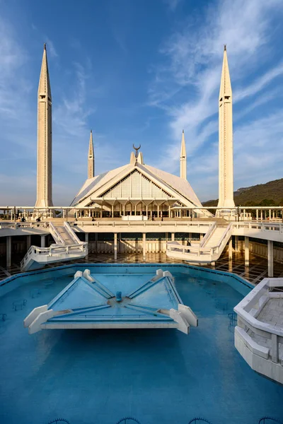 Lagoa Água Com Fontes Lado Frond Construção Mesquita Faisal — Fotografia de Stock