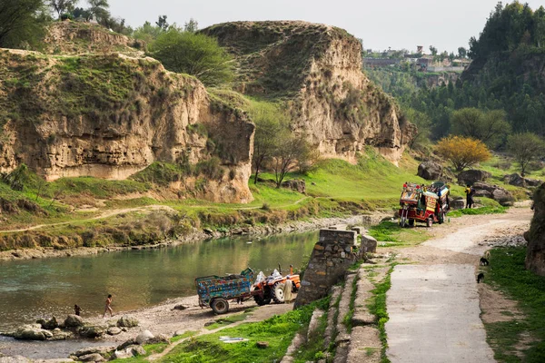 巴基斯坦开伯 Pukhtunkhwa 省淡水溪流的村民们 — 图库照片