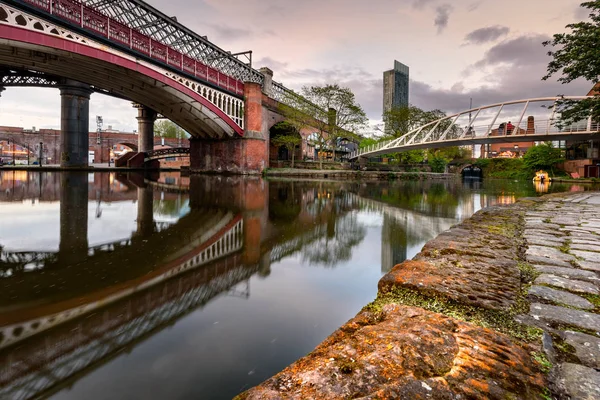Торговці Міст Через Бріджуотер Каналу Castlefield Манчестер Великобританія — стокове фото