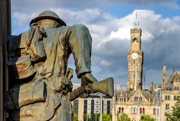 War Memorial Bradford Depicting Bronze Sculpture City Hall Background — Stock Photo, Image