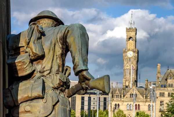 Válka Memorial Bradford Sklad Znázorňující Bronzová Socha Radnicí Pozadí — Stock fotografie