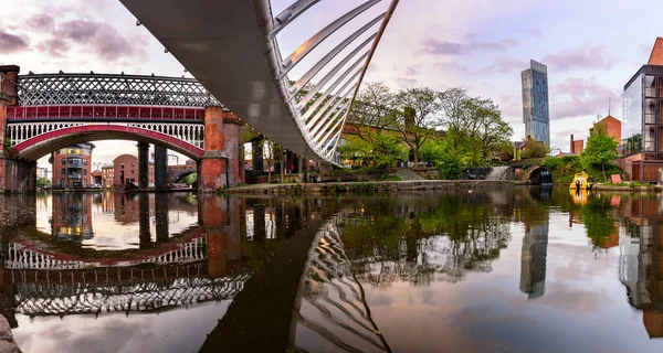 Κανάλι Λεκάνη Στο Castlefield Διασχίζεται Από Τέσσερις Μεγάλες Σιδηροδρομικές Κοιλαδογέφυρες — Φωτογραφία Αρχείου