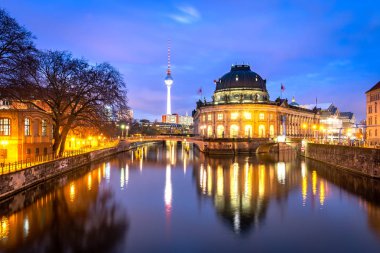 Berlin Müzesi spree Nehri kıyısında, Berlin, Almanya.