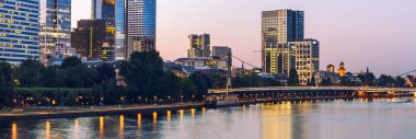 Skyline Frankfurt City alacakaranlıkta.