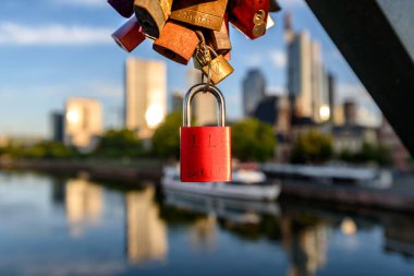 Aşk kilitleri binlerce Eiserner steg köprü sitedir.