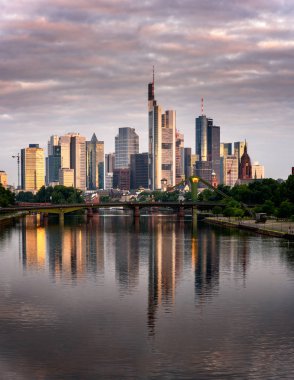 Güneş doğarken, Frankfurt, Almanya bina finans bölgesine yansıması.