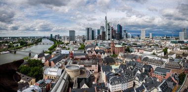 Hava bulutlu manzarası ile Frankfurt şehir görünümünü