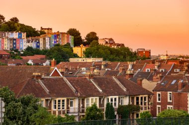 Kraliçe Viktorya dönemine ait Teras Evleri ve arka planda birçoğu parlak renklerde, Bristol, İngiltere'de boyanır