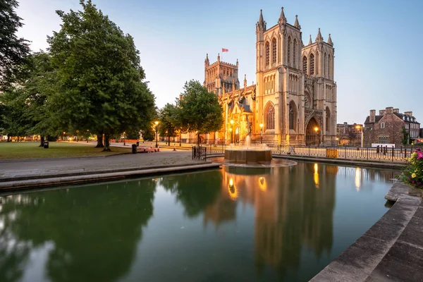 Riflessione Una Cattedrale Bristol Uno Stagno Con Una Fontana — Foto Stock