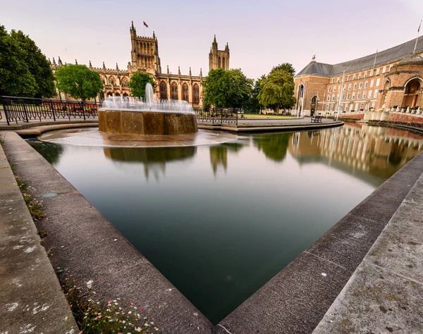 喷泉和布里斯托尔大教堂在游泳池的看法 — 图库照片