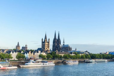 Yüksek Gotik binalar ve Köln liman