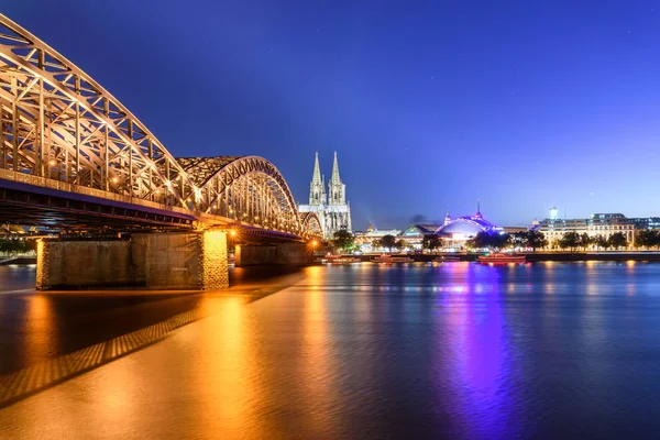 Visa Upplysta Stadsbild Med Kölnerdomen Och Hohenzollern Bron Köln Tyskland — Stockfoto