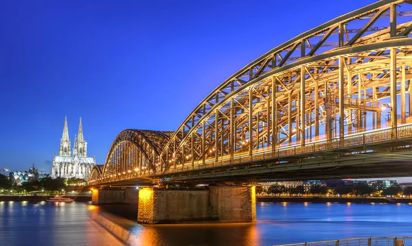 Natt Upplyst Hohenzollern Bron Över Vattnet Köln — Stockfoto