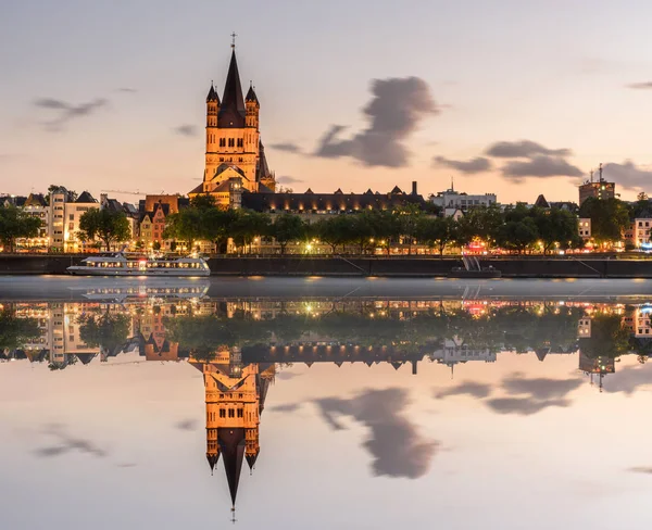 Grande Igreja São Martinho Iluminada Noite Refletindo Água Colônia Alemanha — Fotografia de Stock