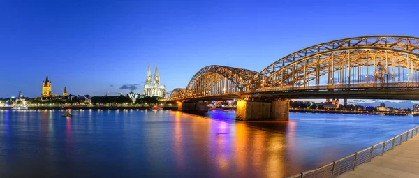 霍恩佐伦大桥和科隆正宗建筑与码头 — 图库照片