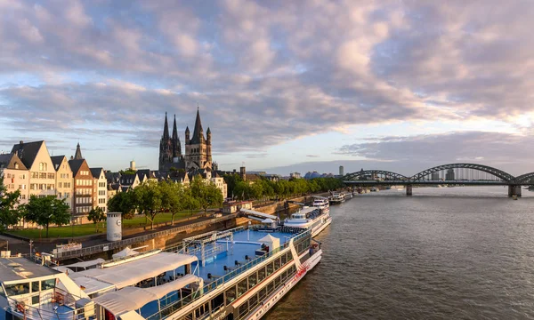 Levereras Med Autentiska Köln Arkitektur Och Avlägsna Bridge — Stockfoto